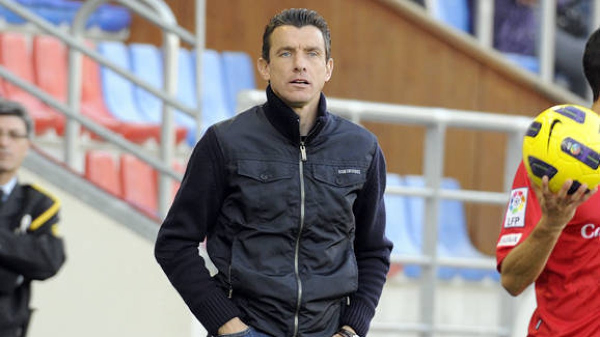 El técnico del Numancia, Juan Carlos Unzué, durante un encuentro en Los Pajaritos. / VALENTÍN GUISANDE-