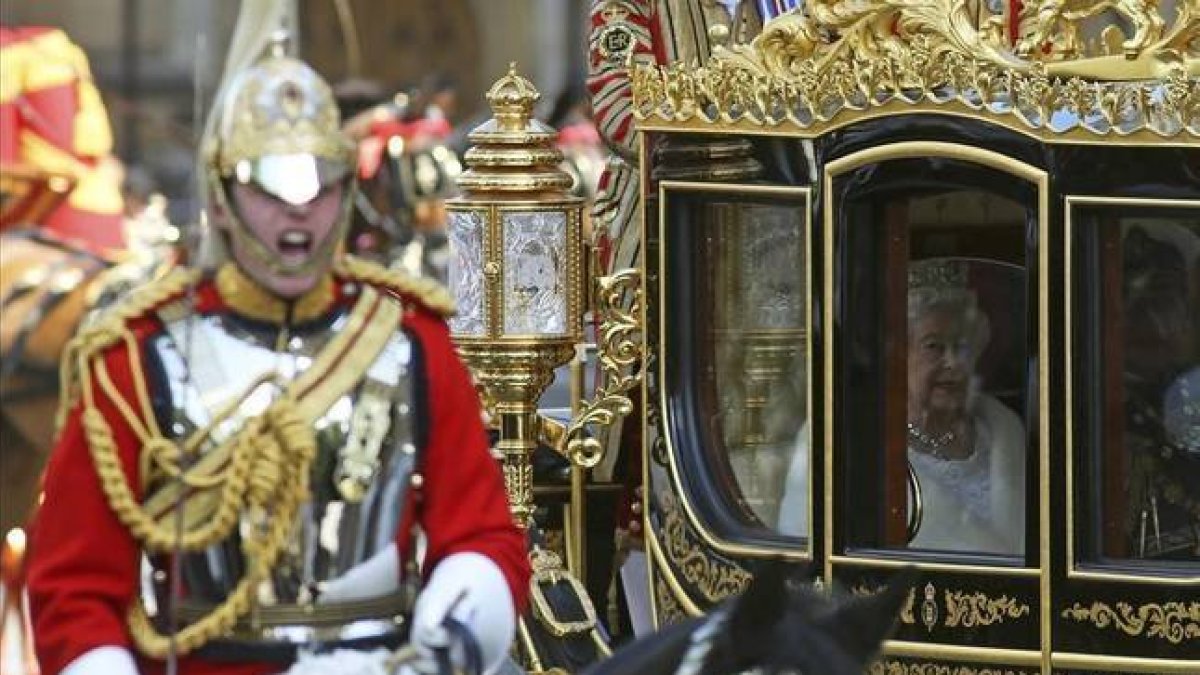 Isabel II llega en carroza al palacio de Westminster, este miércoles.-Foto: REUTERS / NEIL HALL