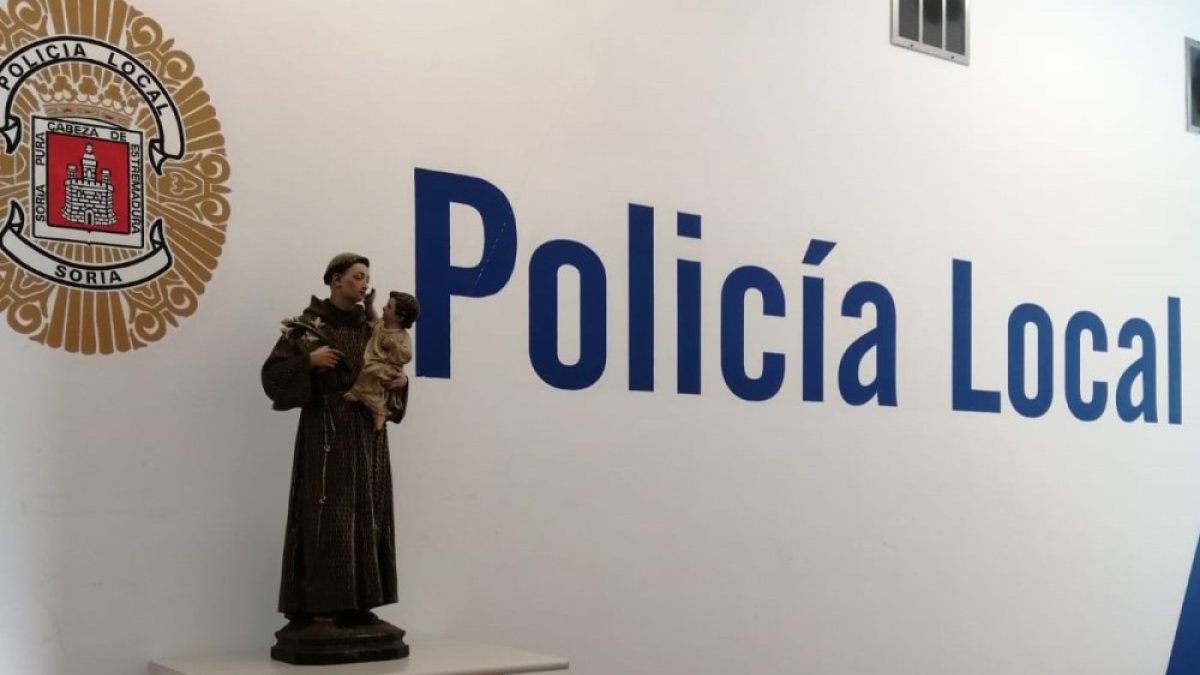 La talla de San Antonio robada en Soria, 'fichando' en el cuartel de la Policía Local. HDS