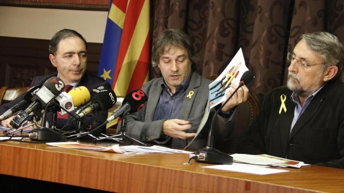 El alcalde de Ripoll, Jordi Munell, durante su comparecencia ante los medios, este jueves.-GERARD VILA (ACN)