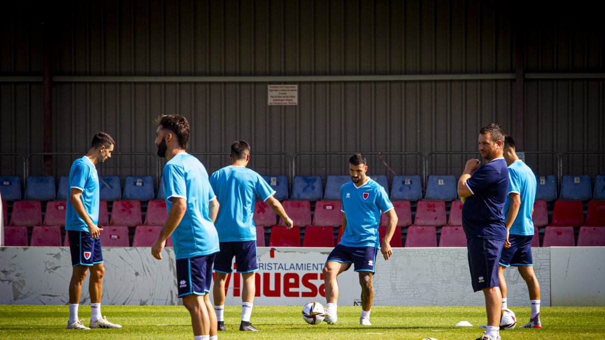 Diego Martínez dirige un entrenamiento en la presente pretemporada. MARIO TEJEDOR