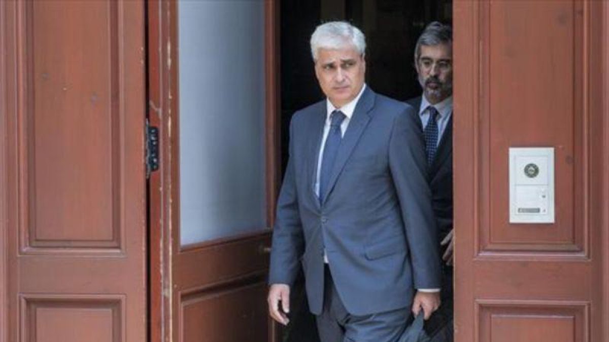 Gordó sale de la Audiencia de BCN, con su abogado, Cristóbal Martell, el 14 de septiembre.-FERRAN SENDRA