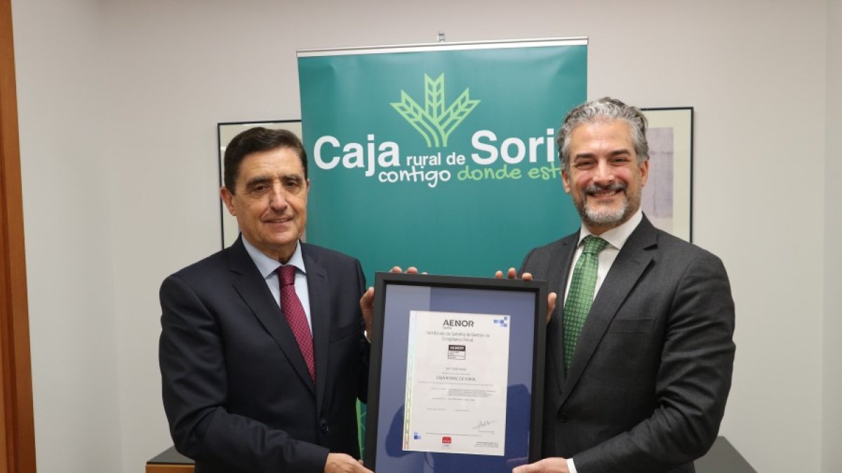 Carlos Martínez, presidente de Caja Rural de Soria, y David de Pastors, director de Evaluación de la Conformidad de Aenor. HDS