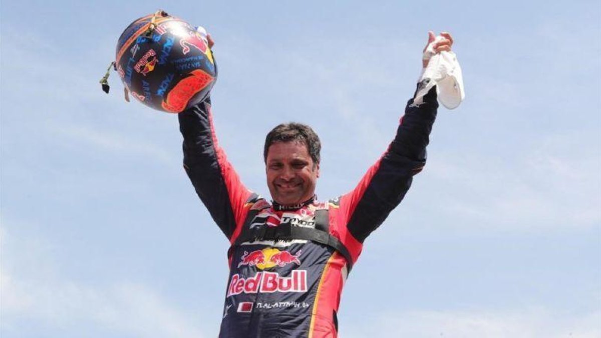 El catarí Nasser Al-Attiyah (Toyota) celebra su tercera victoria en el Dakar.-EL PERIÓDICO