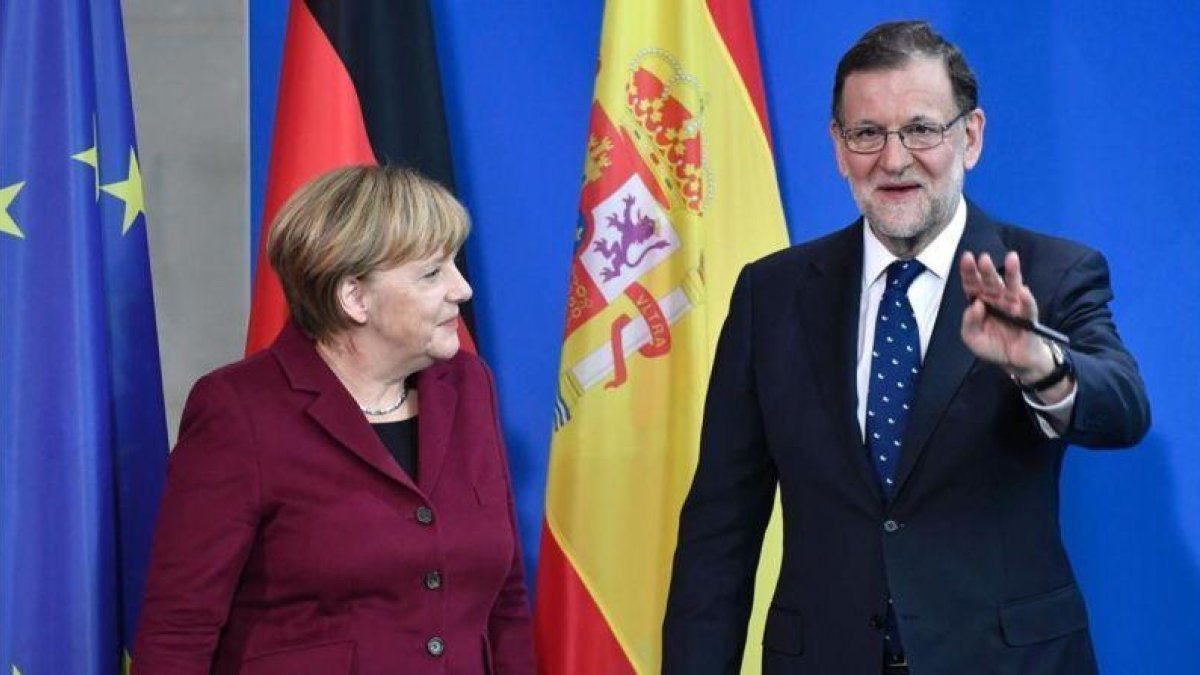 Angela Merkel y Mariano Rajoy, este viernes en la rueda de prensa que han ofrecido en Berlín.-AFP / JOHN MACDOUGALL