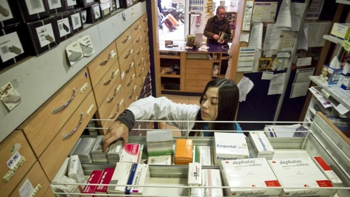 Medicamentos en una farmacia de Barcelona.-JOAN CORTADELLAS