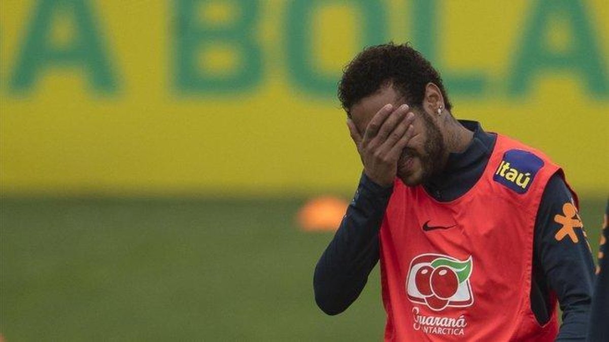 Neymar, en un entrenamiento de la selección brasileña en Granja Comary.-AFP / MAURO PIMENTEL