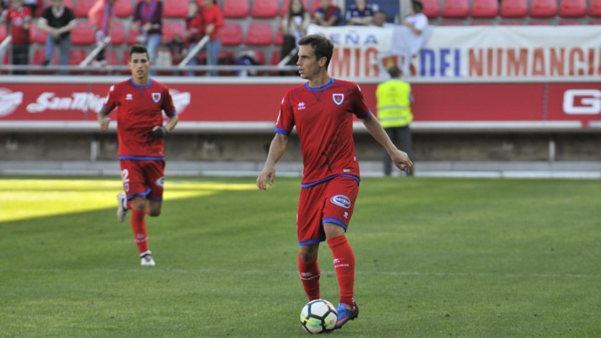 Íñigo Pérez será uno de los encargados de llevar la batuta rojilla en Reus.-DANIEL RODRÍGUEZ
