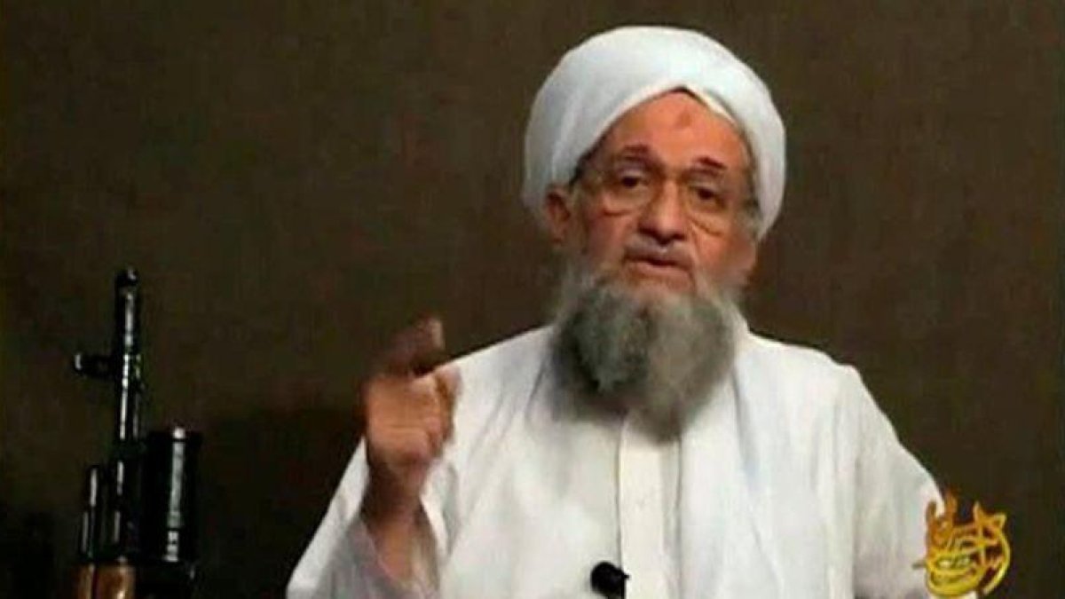 El líder de Al Qaeda, Ayman al Zauahiri, en un mensaje en vídeo del 2011.-REUTERS