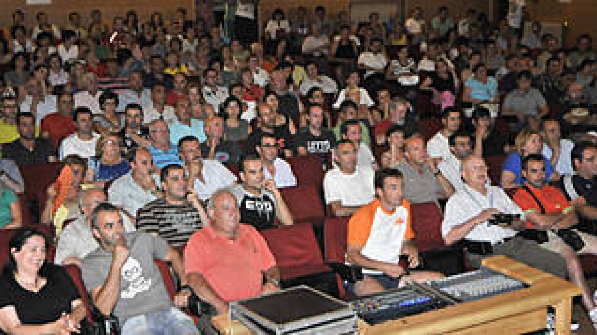Trabajadores de Norma en una asamblea. / V.G.-