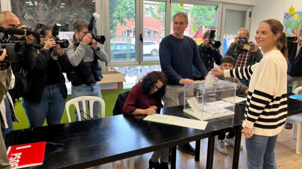 Belén Izquierdo, candidata del PP, votando.-HDS