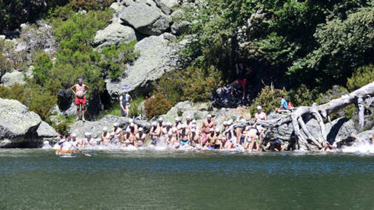 La Travesía a la Laguna Negra congregó ayer a un total de 221 nadadores. / Diego Mayor-