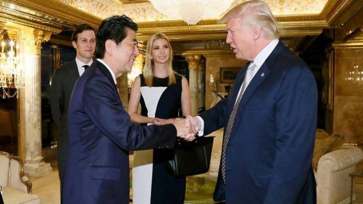 Trump saluda a Abe en presencia de Ivanka y su marido, Jared Kusher.-AFP