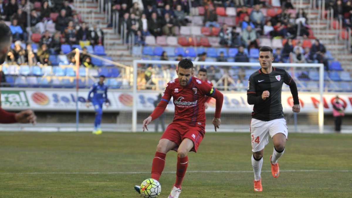 Aketxe y Julio Álvarez, durante el partido entre el Numancia y el Bilbao Athletic en su última visita a Soria. HDS