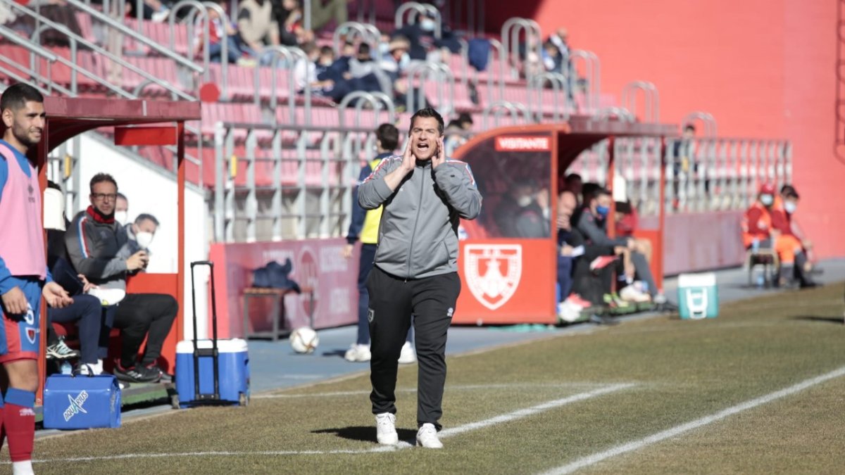Diego Martínez da indicaciones a sus jugadores desde la zona técnica. GONZALO MONTESEGURO