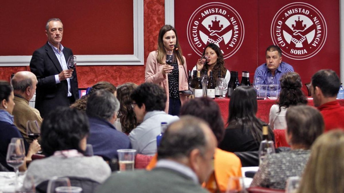 José Luis Díez e Isabel Paz, en pie, presentan sus vinos ante Cristina Aldavero, Alberto Rubio y una amplia concurrencia.-MARIO TEJEDOR