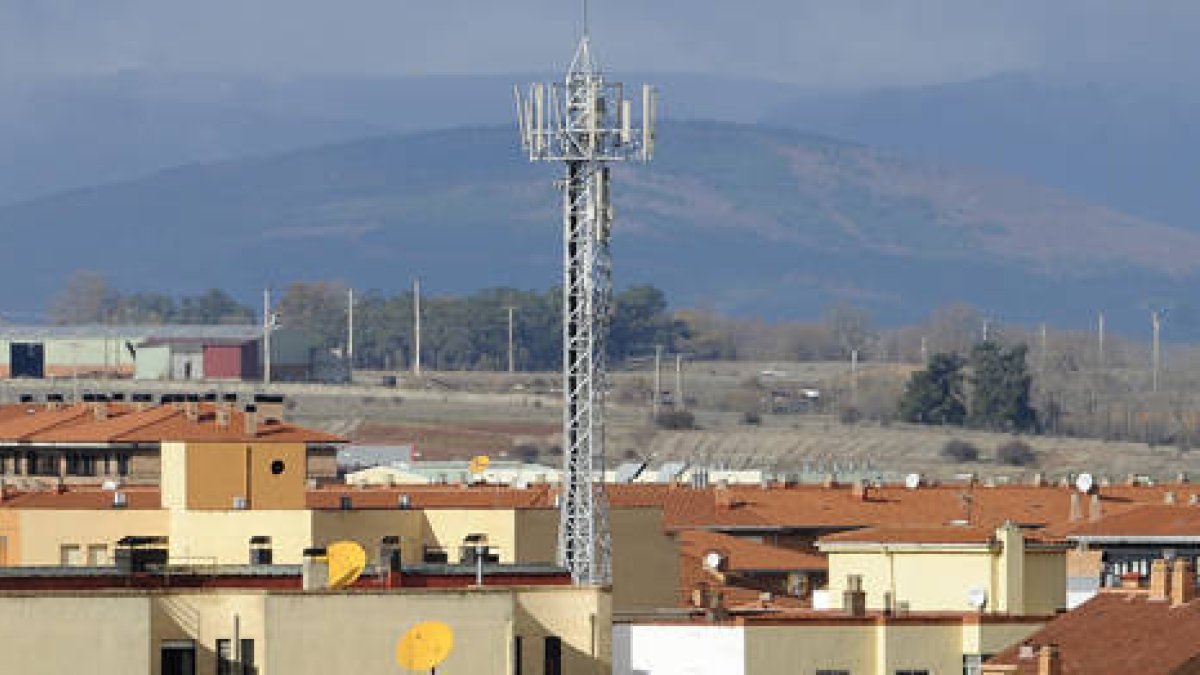 Una antena de telefonía móvil. / FERNANDO SANTIAGO-