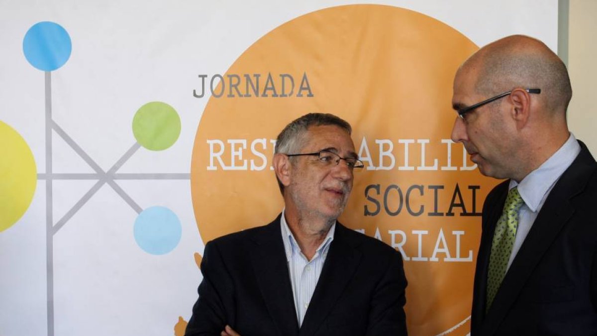 El secretario autonómico de UGT, Agustín Prieto, y el director general de Industria, Carlos Martín Tobalina, participan en la Jornada de Responsabilidad Social Empresarial de UGT-Ical
