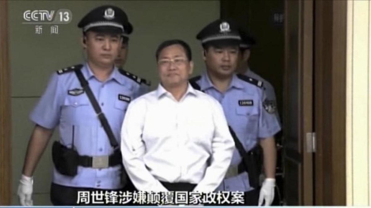El abogado Zhou Shifeng llega al tribunal de Tianjun que le ha condenado a siete años de prisión.-AP
