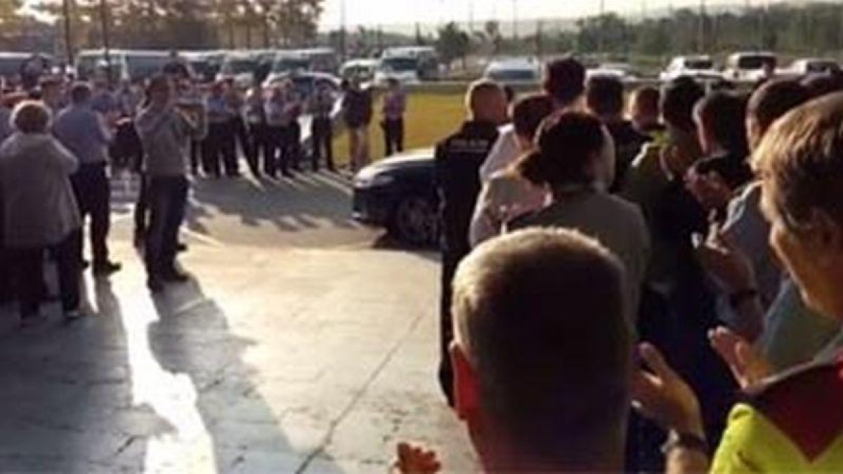 El mayor Josep Lluís Trapero es recibido con aplausos en la sede central de los Mossos.-EL PERIÓDICO