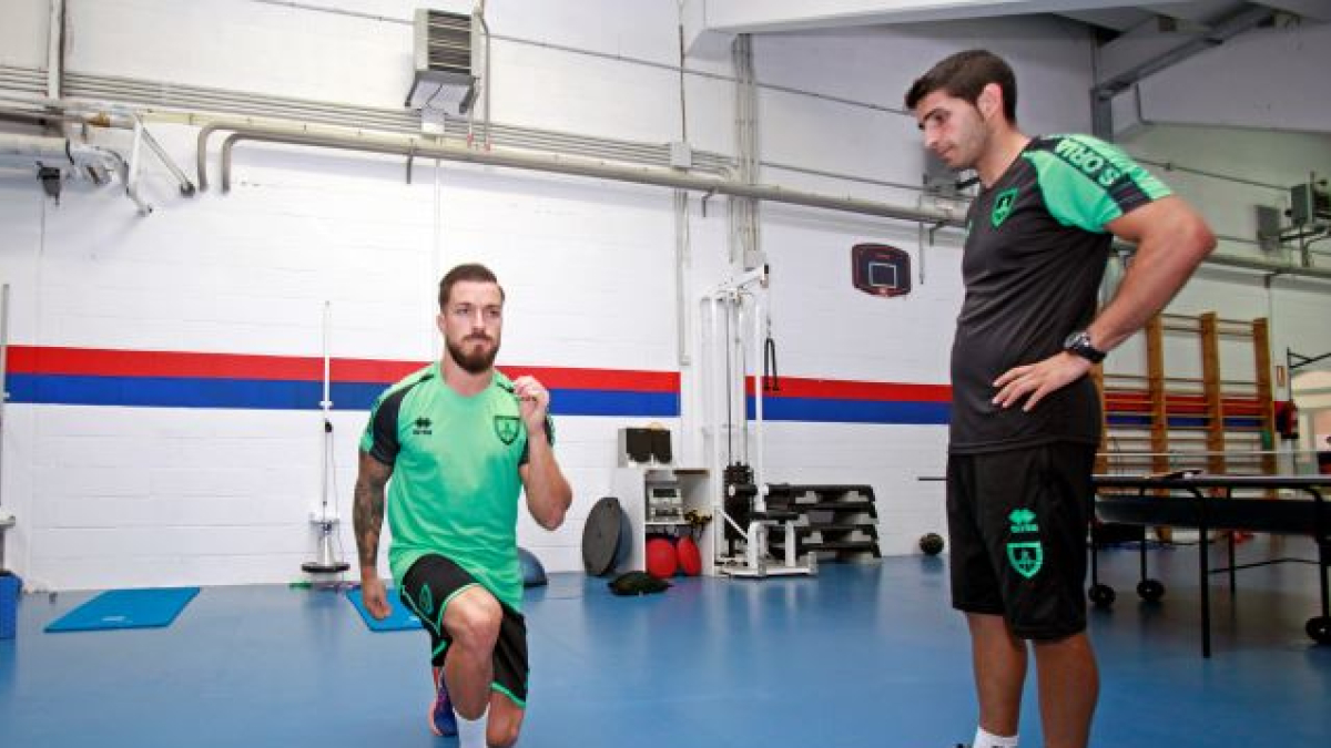 Corrus, a la derecha de la imagen, cuando trabajaba en la primera plantilla del Numancia como recuperador físico. HDS