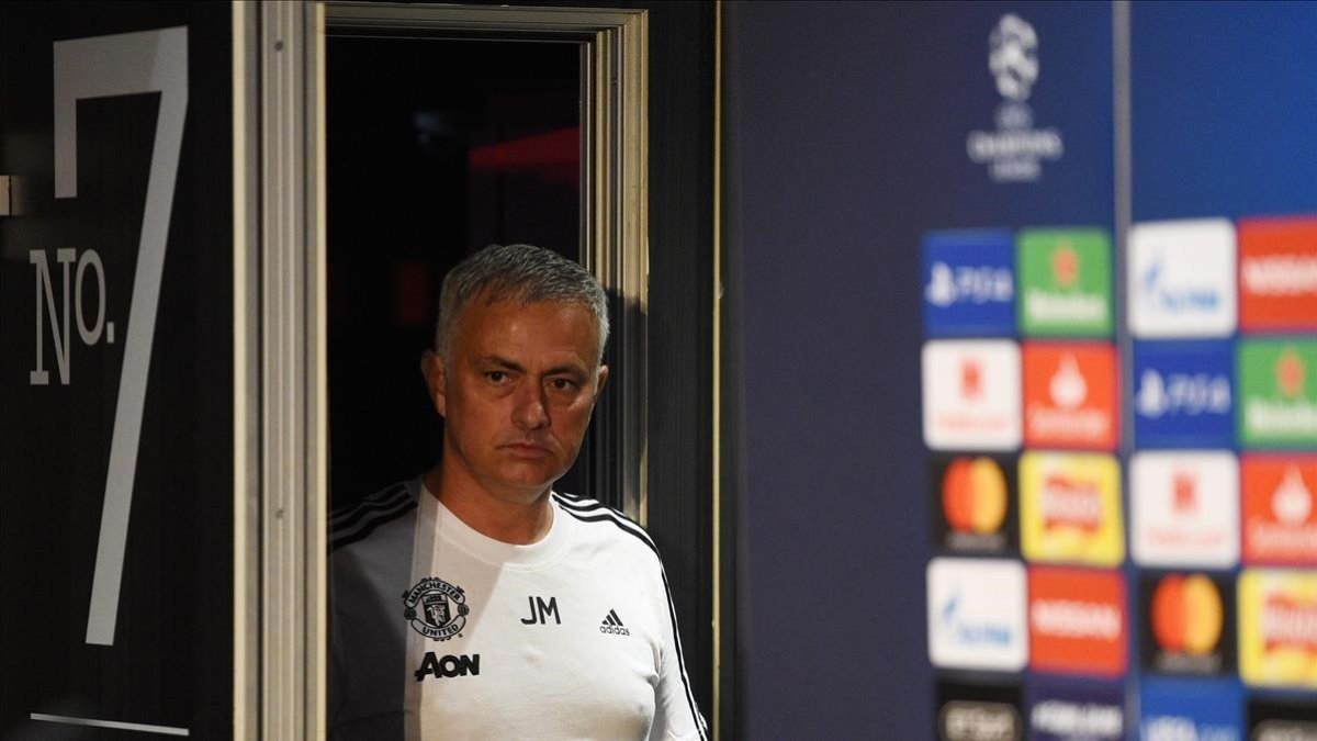 Mourinho entra en la sala de prensa de Old Trafford antes de jugar contra la Juventus-AFP