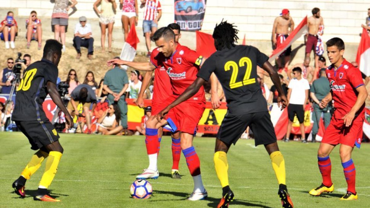 Julio Álvarez pisa un balón durante el encuentro ante el Atlético.-DIEGO MAYOR