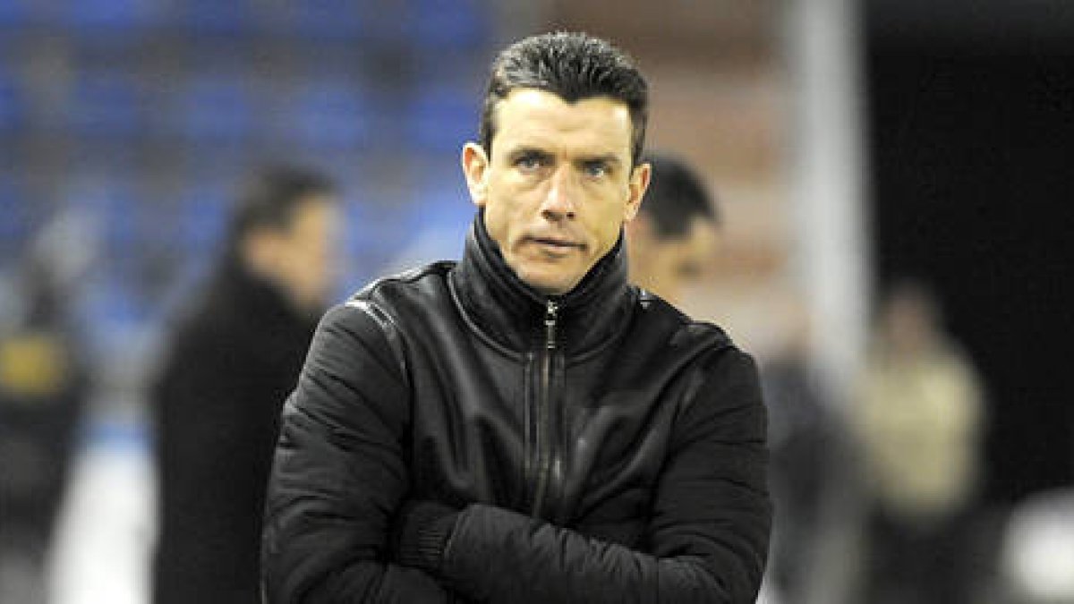 El técnico del Numancia, Juan Carlos Unzué. / VALENTÍN GUISANDE-