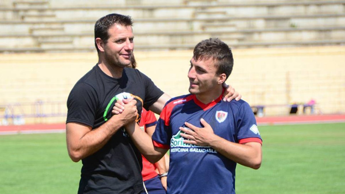 César Palacios saluda a uno de los hermanos Valcarce tras un entrenamiento.-Álvaro Martínez