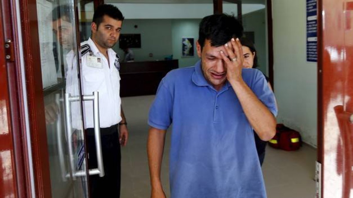 Abdullah Kudri, el padre del niño ahogado en una playa turca, sale del tanatorio.-REUTERS/MURAD SEZER
