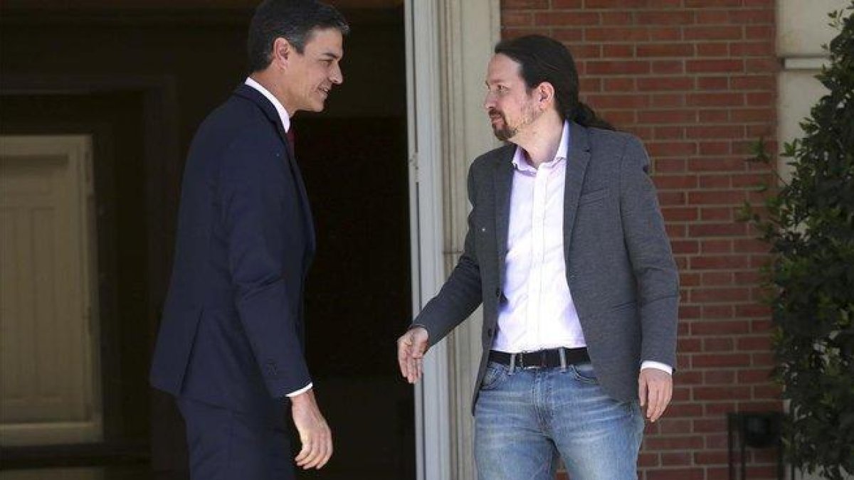 Pedro Sánchez y Pablo Iglesias, el pasado 7 de mayo en la Moncloa.-DAVID CASTRO
