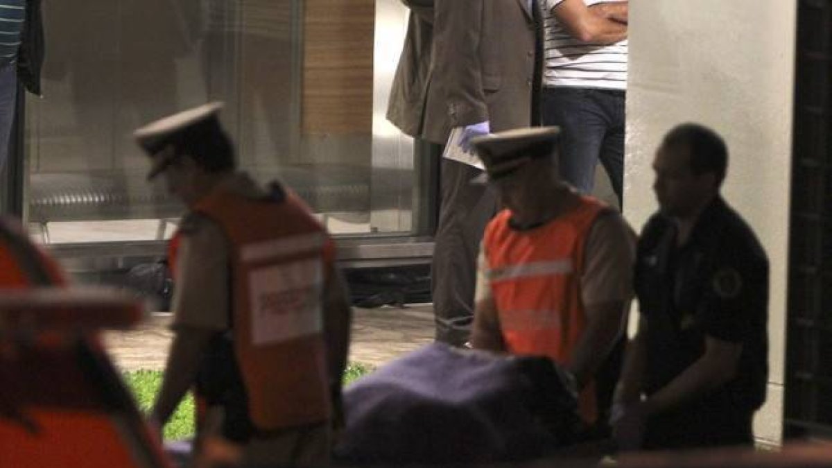 Agentes de policía trasladan el cadáver del fiscal Alberto Nisman, este lunes en Buenos Aires.-Foto: EFE / DAVID FERNÁNDEZ