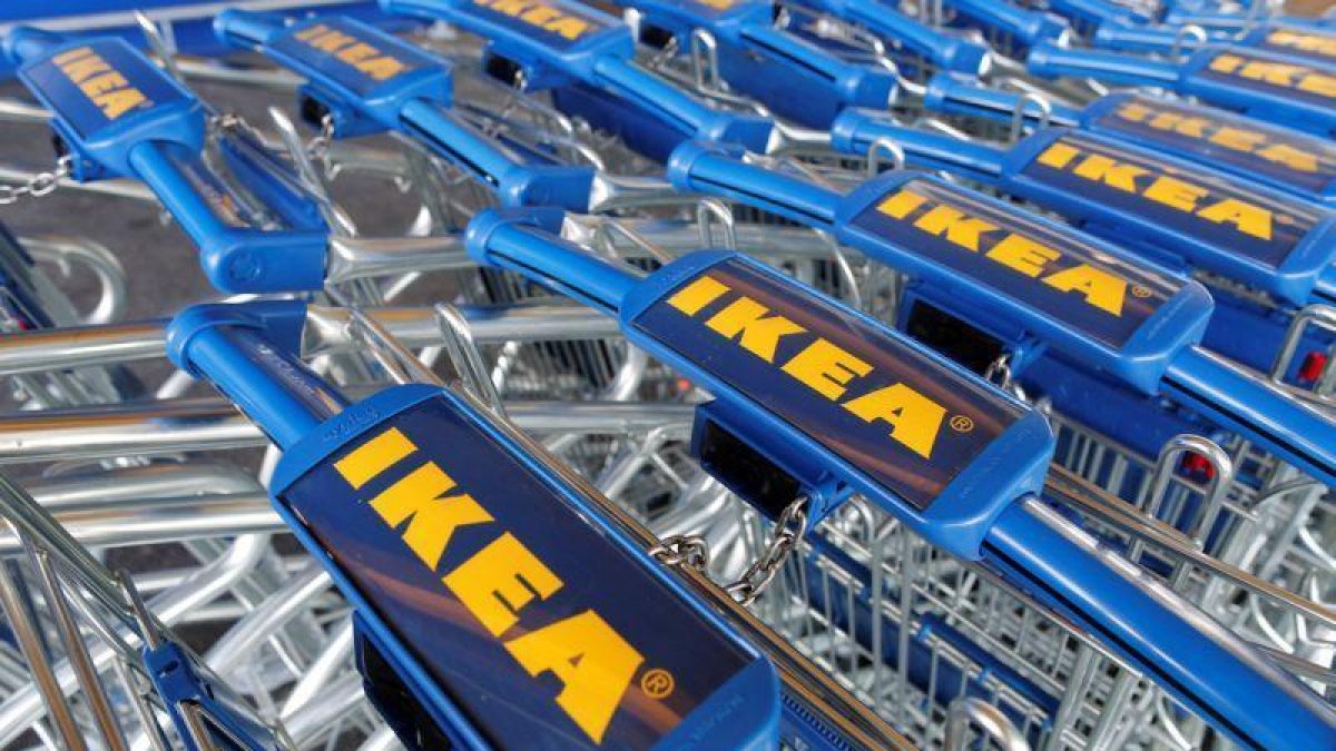 Carritos de Ikea en un establecimiento de la cadena sueca en Francia.-JACKY NAEGELEN (REUTERS)