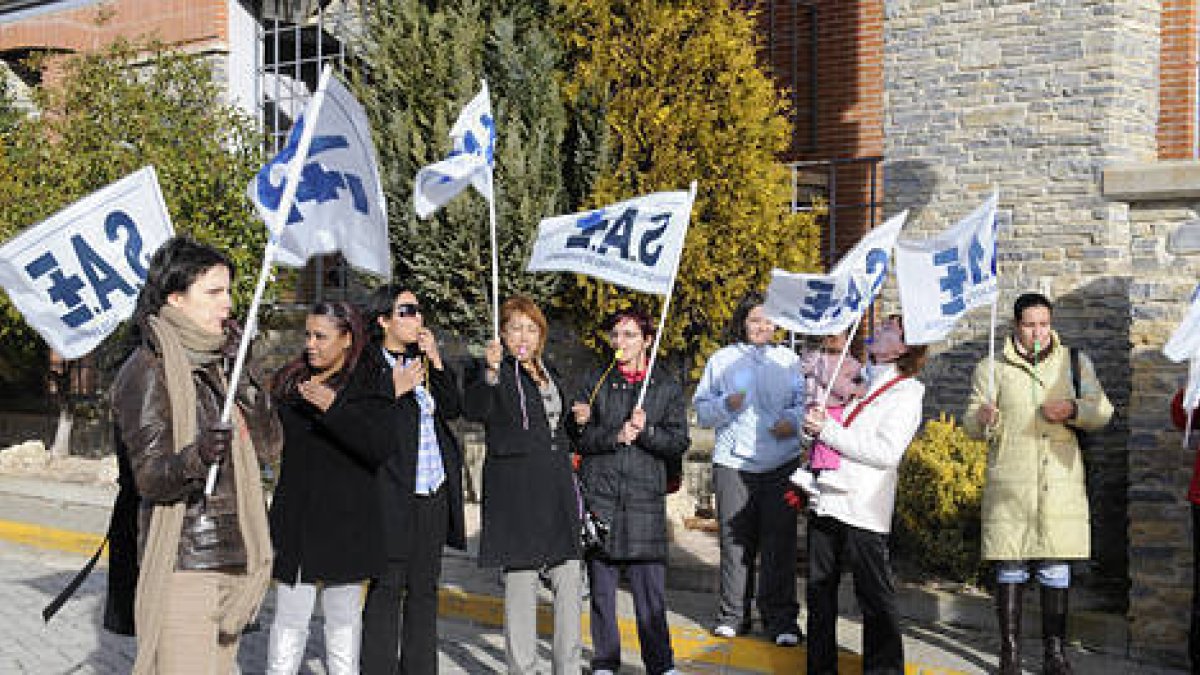 Las trabajadoras de la residencia durante la concentración del pasado lunes. / VALENTÍN GUISANDE-