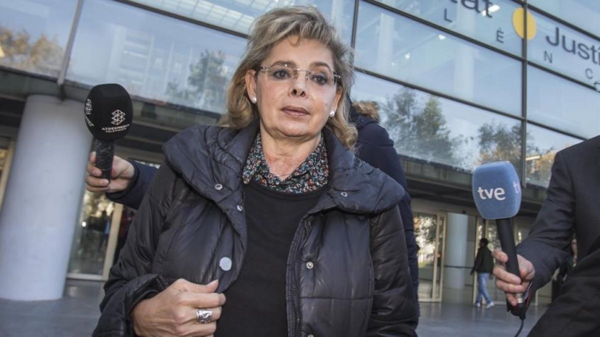 María José Alcón, este lunes, a su llegada a los juzgados de Valencia.-/ MIGUEL LORENZO
