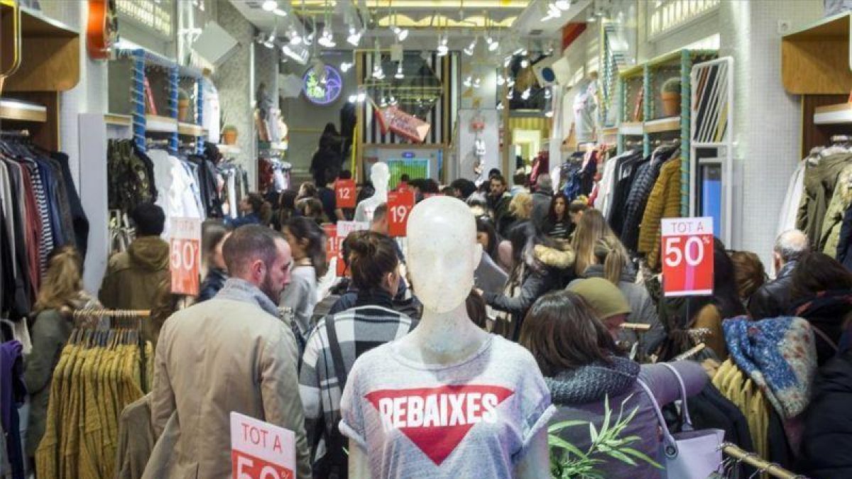 Jornada de rebajas de invierno en el centro de Barcelona en el 2017.-JORDI COTRINA