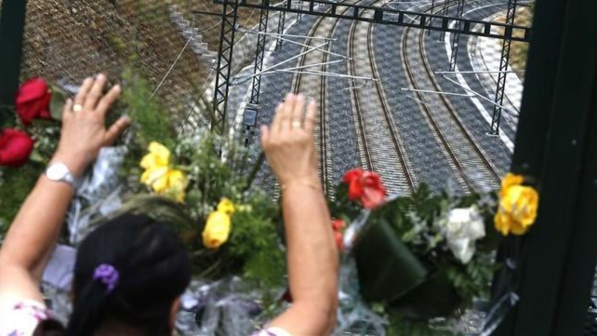 Flores cerca del lugar del accidente del Alvia, en julio del 2013.-