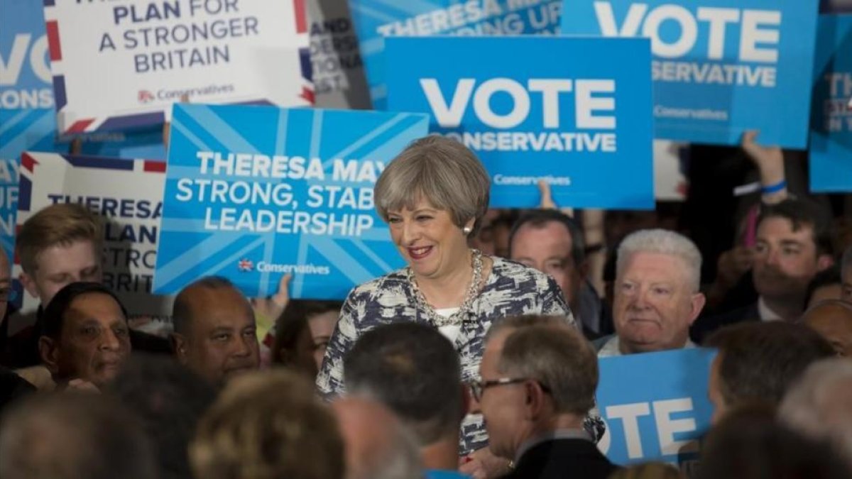 La primera ministra britanica, Theresa May, en uno de sus últimos actos de campaña.-JON SUPER / EFE