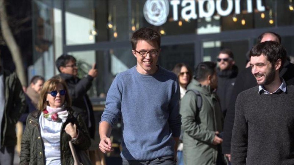 Íñigo Errejón y Pablo Bustinduy a la salida de la sede de Podemos en Madrid.-DAVID CASTRO