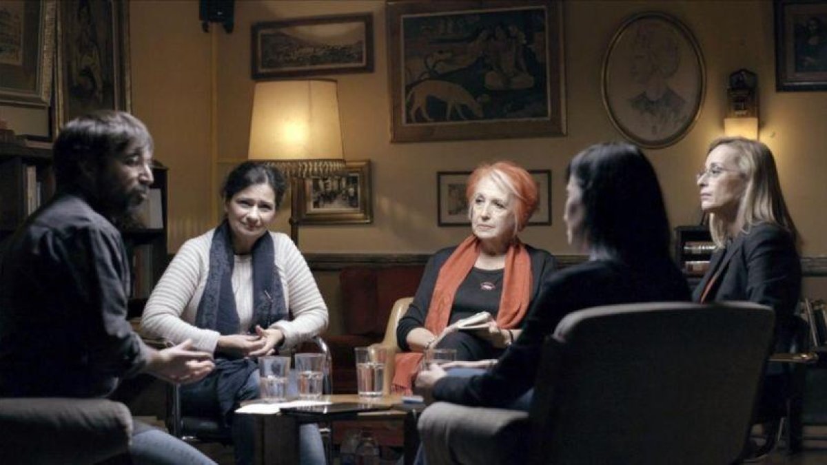 Jordi Évole, junto al resto de integrantes de la mesa redonda de 'Salvados'.-ATRESMEDIA