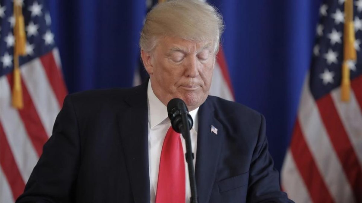 Trump hace una pausa durante sus declaraciones tras los incidentes de Charlottesville, en Bedminster (Nueva Jersey), el 12 de agosto.-AP / PABLO MARTINEZ MONSIVAIS