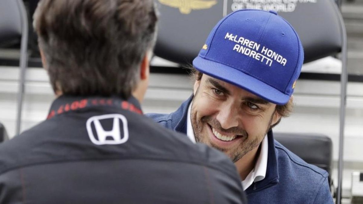 Fernando Alonso bromea con Michael Andretti, el propietario de la escuderia para la que mañana correrá las 500 Millas de Indianápolis.-APA