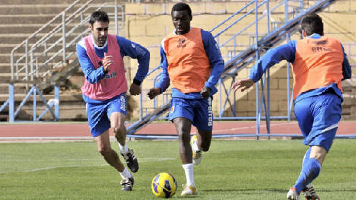 El central del Numancia, Egoitz Jaio, en un lance con Sunny. / VALENTÍN GUISANDE-