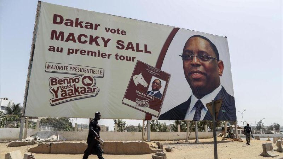 Propaganda del presidente Sall en Dakar.-EFE / NIC BOTHMA
