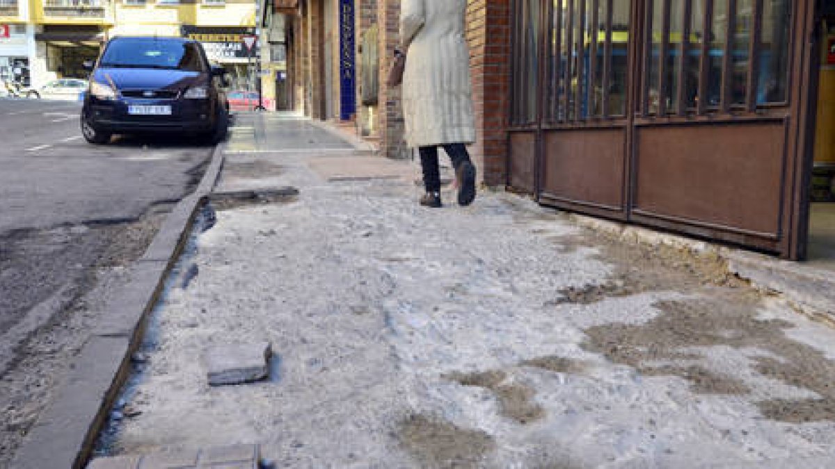 La acera de Rota de Calatañazor donde se retomarán los trabajos en breve según informó el alcalde de Soria la semana pasada. / ÁLVARO MARTÍNEZ-