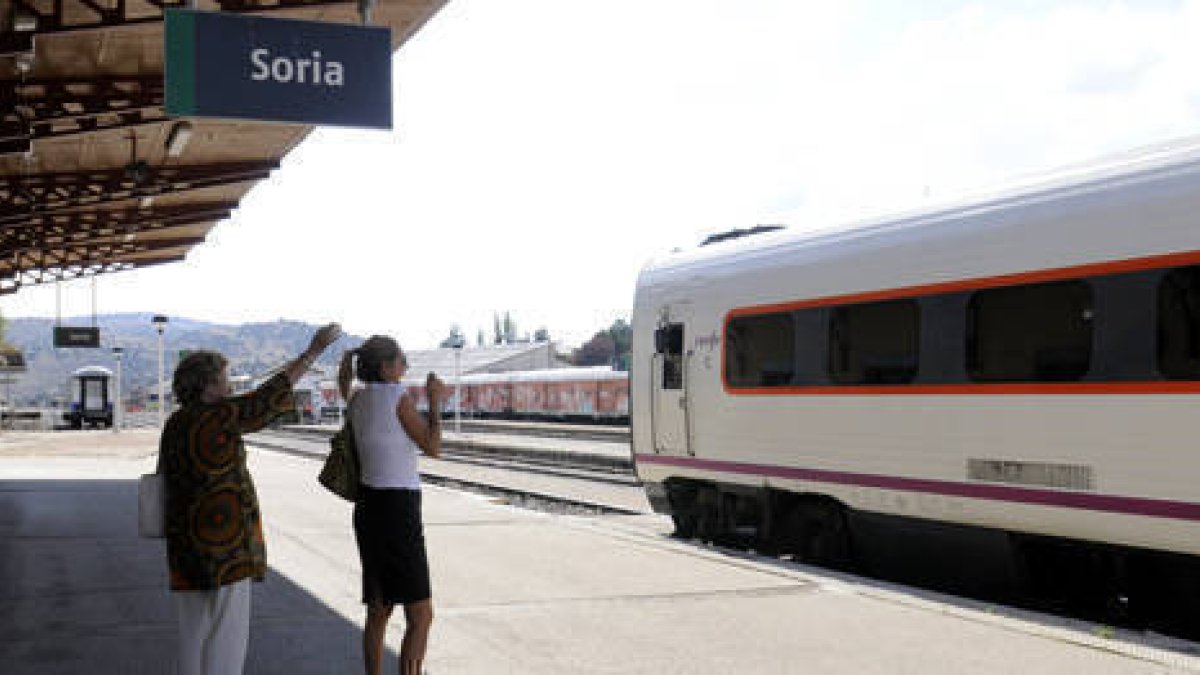 Tren de la serie TRD 594, ayer en la estación de Soria. / ÁLVARO MARTÍNEZ-
