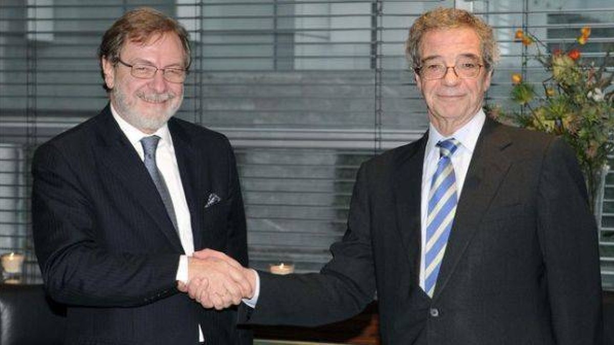 Los presidentes de Telefónica, César Alierta, y el grupo Prisa, Juan Luis Cebrián, en el 2009, tras acordar la compra por parte de la operadora del 21% de la plataforma de la tele de pago por 470 millones de euros.-Foto: ARCHIVO