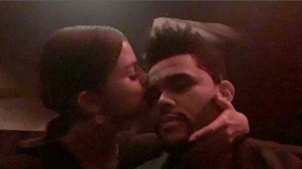 The Weeknd comparte un beso de Sélena Gómez en Instagram.-INSTAGRAM
