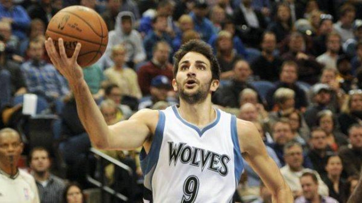 Ricky Rubio entra a canasta ante los Pistons.-Foto: EFE / CRAIG LASSIG