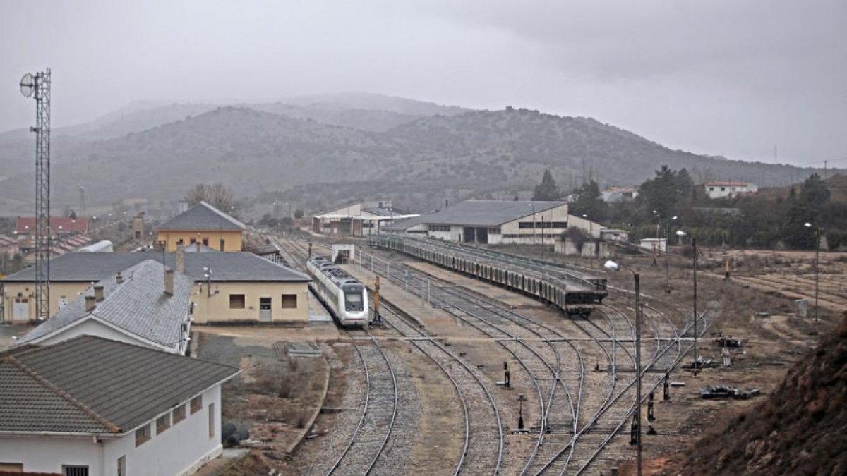 Estación del ferrocarril, con las naves sin uso al fondo.-Mario Tejedor